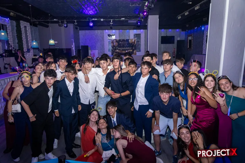 La promoción al completo posando en la sala, graduación 2026